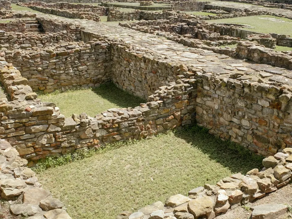 a stone building with grass in the middle of it — Cancún