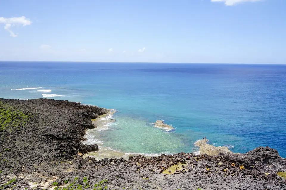 Rocky coastline meets clear blue ocean under a sunny sky — Cozumel