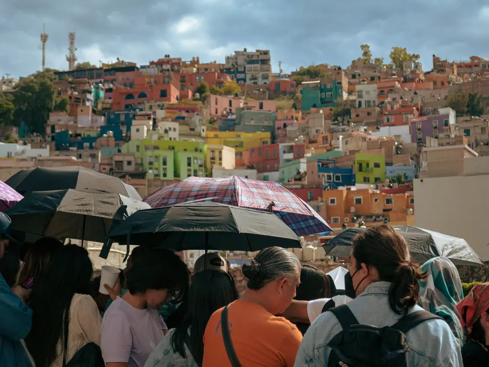 A group of people standing under umbrellas in the rain — Guanajuato
