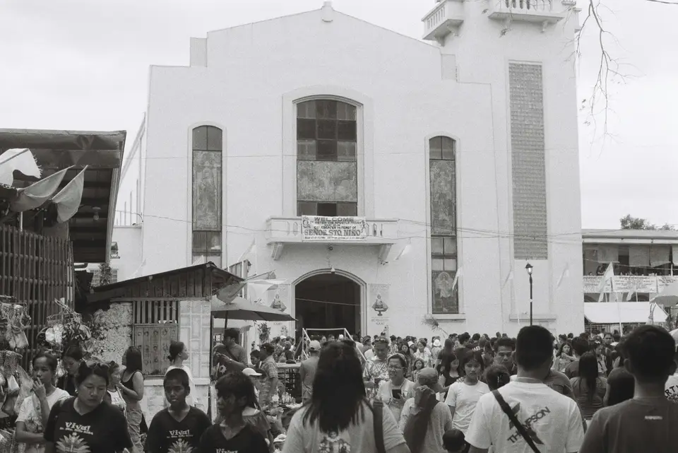 A crowd of people standing in front of a church — Mérida