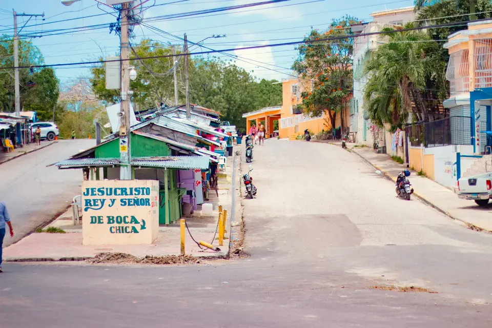 A road with colorful buildings is shown — Mérida