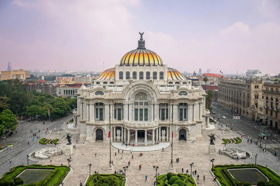 Grand ornate building with golden dome and city background — Mexico City