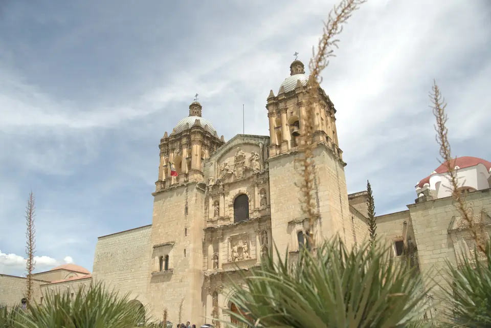 The Templo de Santo Domingo de Guzmán with stone towers in Oaxaca, Mexico — Oaxaca