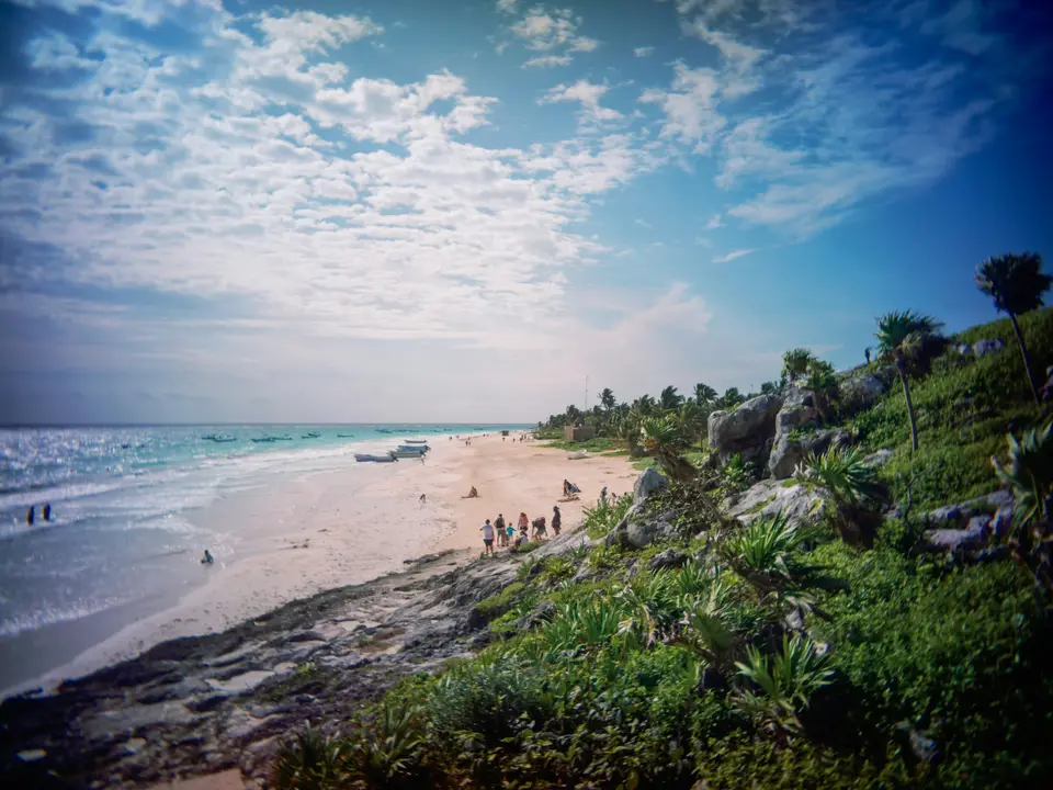 Beautiful beach with blue water and sky — Playa del Carmen