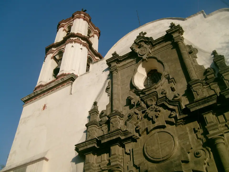 a building with a tower — San Miguel de Allende